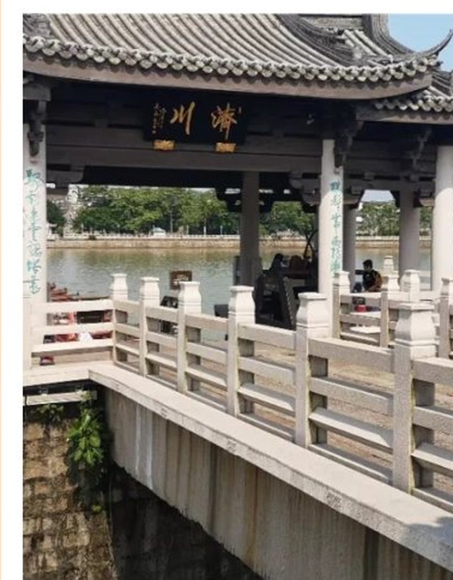 Guangji Bridge pavilion, spanning the Han River